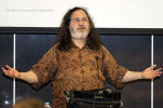 Özgür yazılım hareketinin öncüsü Richard Stallman: “Kaynak kodlarını gizlemek serbest rekabet düşmanlığıdır”